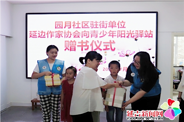5d439957d521c.jpg 20190801 驻街单位进社区 爱心捐书送温暖4.jpg