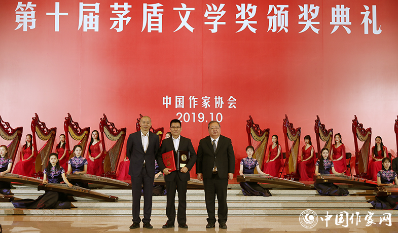 5dad6c13040b1.jpg 20191021 第十届茅盾文学奖颁奖典礼5.jpg