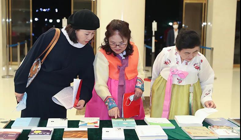 5f6ff04cc47de.jpg 20200927 第十二届全国少数民族文学创作骏马奖在京颁奖18.jpg